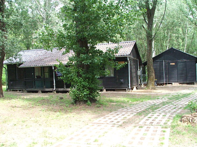 Faházaink kellemes, árnyas, ligetes környezetben Faházaink kellemes, árnyas, ligetes környezetben